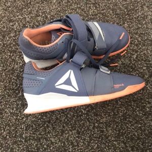 Like new women’s Reebok lifters